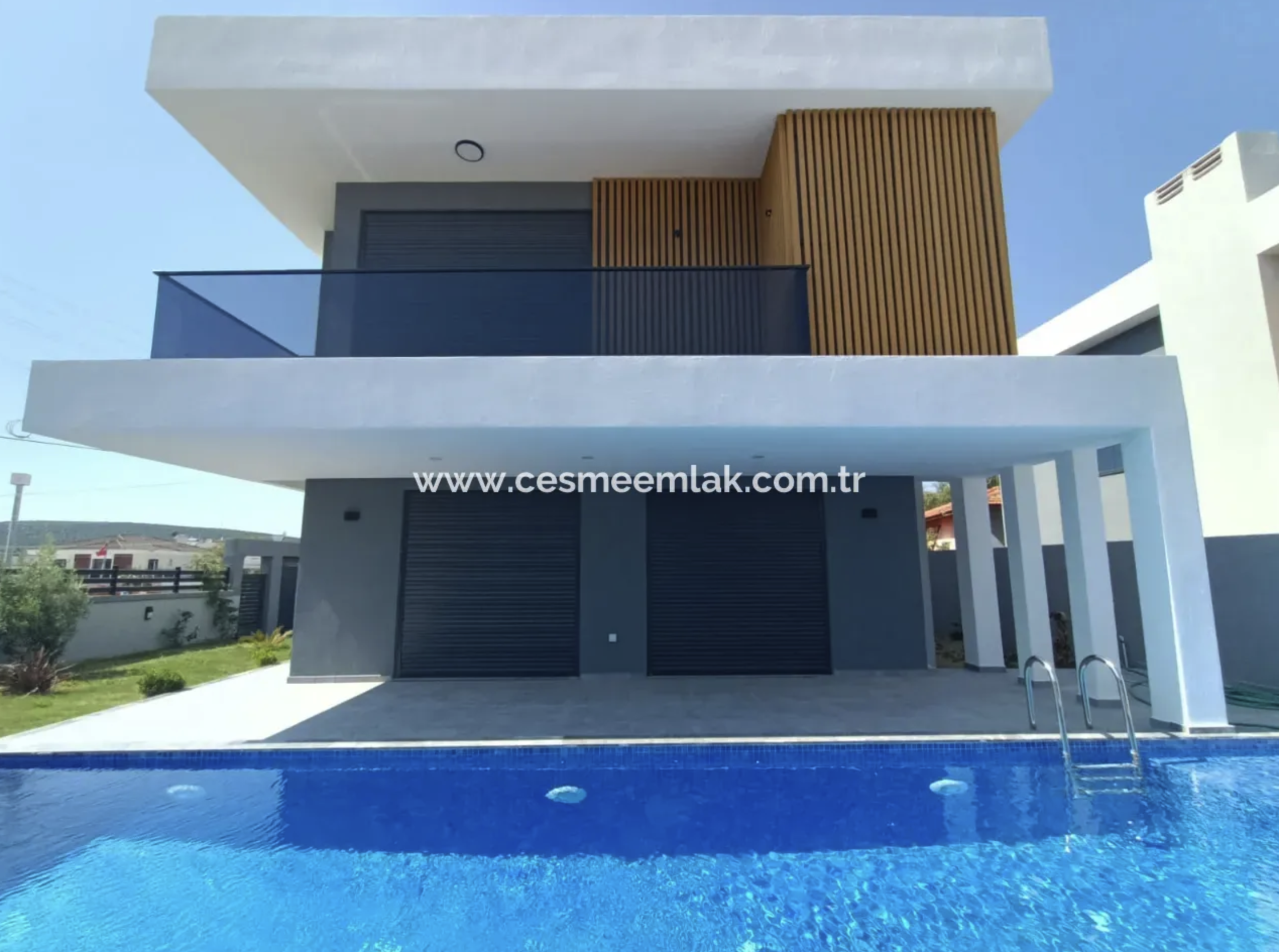 Çeşme Şifne'de Müstakil Havuzlu 4+1 Sıfır Lüx Villa